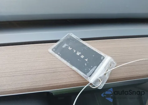 2023 Tesla Model Y Awd/Long Range Dual Motor All-Wheel Drive z USA, uszkodzony, nr VIN 7SAYGDEE5PA125274